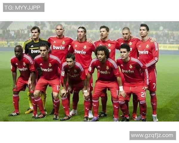 球场之星闪耀光芒 足球壁纸精选展现足坛传奇风采