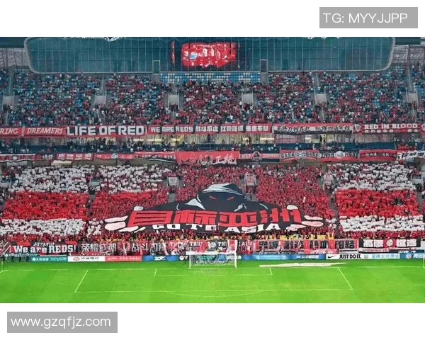 足球球星激动庆祝突破极限瞬间 爬上看台与球迷共欢庆